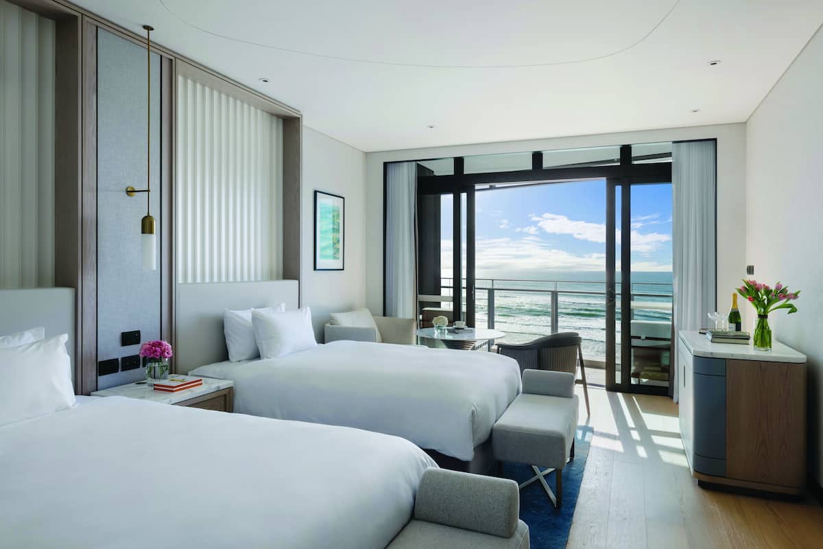 Deluxe Ocean Twin | Seprai premium, selimut bulu angsa, bantalan ekstra lembut, dan brankas