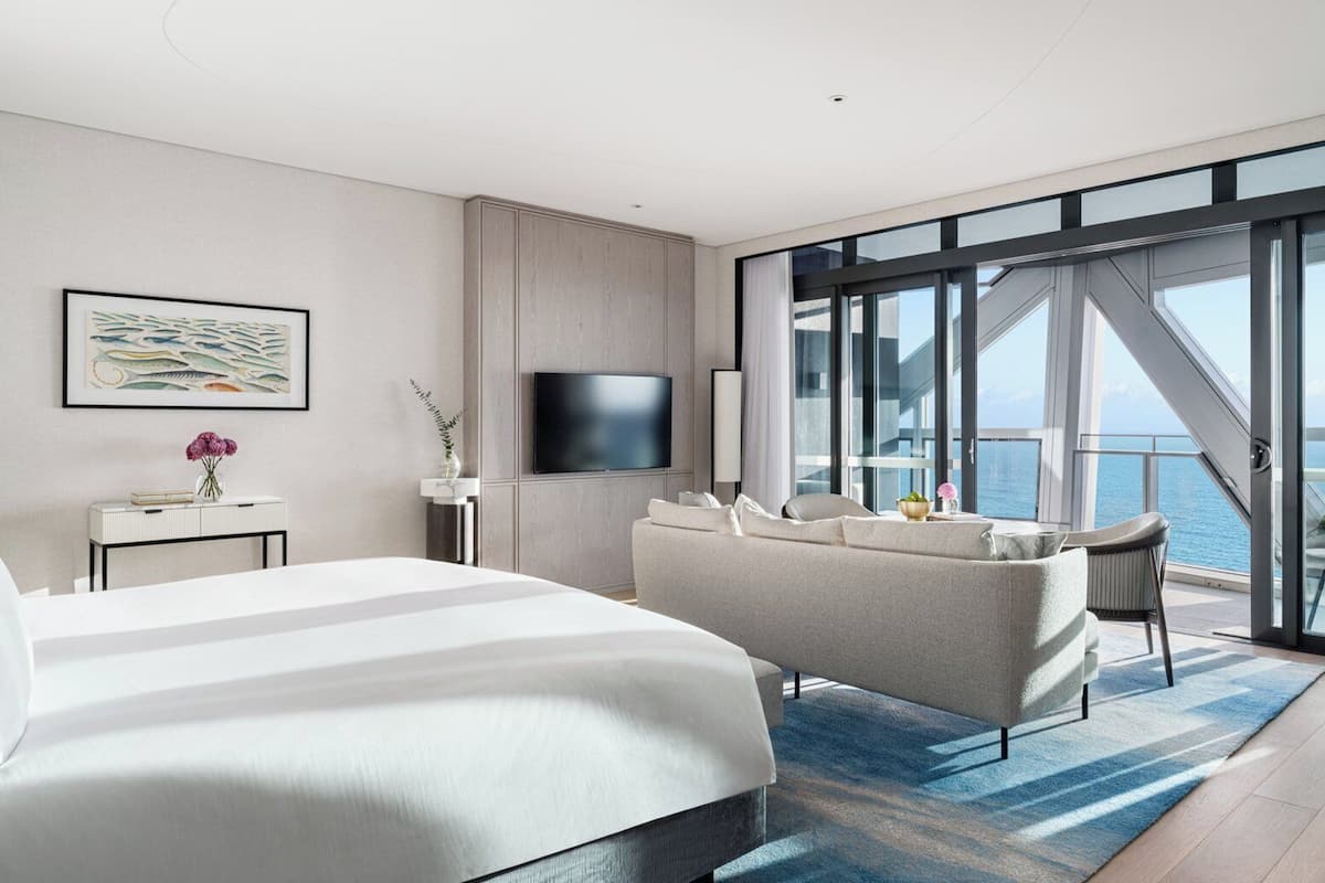 Suite Junior, pemandangan samudra | Seprai premium, selimut bulu angsa, bantalan ekstra lembut, dan brankas