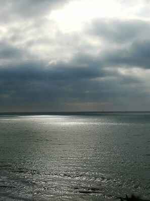 A beach with a calm sea under a cloudy sky. - Romantic beach front view. (Tonsupa)