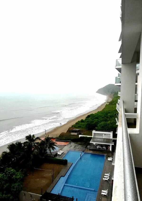Outdoor pool - Romantic beach front view. (Tonsupa)