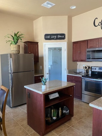 Fridge, microwave, oven, stovetop. Desert Oasis Minutes from Lake Mohave and the River