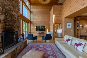 TV, caminetto, tavolo da calcetto