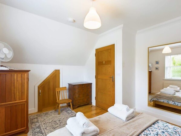 4 bedrooms, iron/ironing board, free WiFi, bed sheets