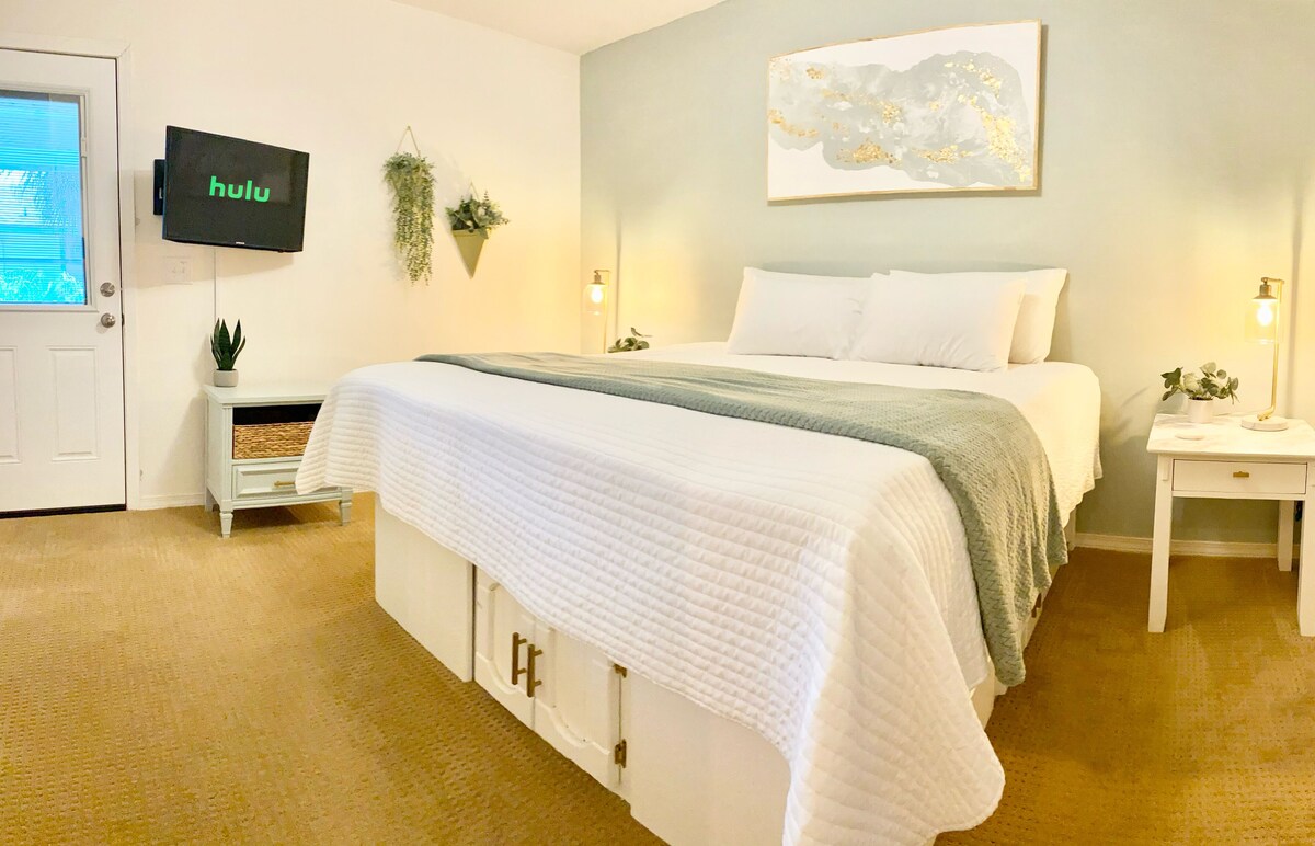 🌊Serene Beach Getaway☀️Walk to Beach🐶Dog Friendly👑King Bed