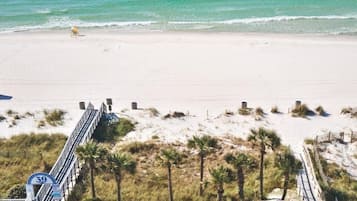 Beach nearby, sun loungers, beach towels