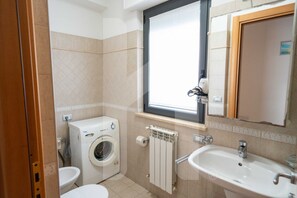 Shower, hair dryer, bidet, towels