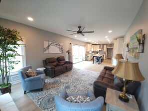 Smart TV, videogiochi, lettore DVD, tavolo da ping pong