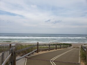 Una spiaggia nelle vicinanze, lettini da mare, teli da spiaggia