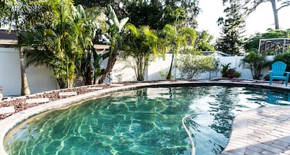 Coral Cottage pool/gas firepit a 2 bedr 2 bath sleeps 6