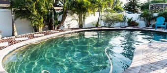 Coral Cottage pool/gas firepit a 2 bedr 2 bath sleeps 6