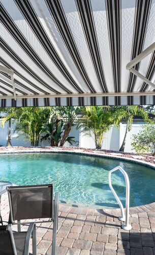 Coral Cottage pool/gas firepit a 3
 bed 2 bath sleeps 6