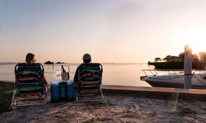 Ranta lÀhistöllÀ, aurinkotuoleja, rantapyyhkeitÀ