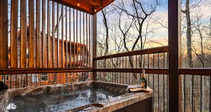 Indoor pool cabin GSMNP. theater, game rm,hot tub. 5min to gatlinburg art center