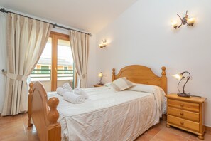 3 chambres, fer et planche à repasser, accès au Wi-Fi (inclus)