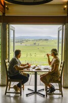 本地与国际菜，室外就餐