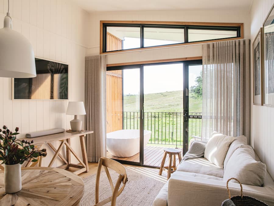 Estate Villa - with outdoor bath | Woonruimte | Een 60-inch smart-tv met digitale zenders en een televisie