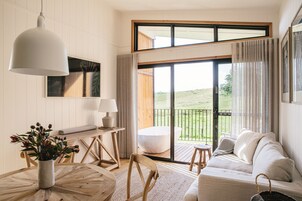 Estate Villa - with outdoor bath | 起居区 | 60-英寸智能电视 （配备数码频道）、电视