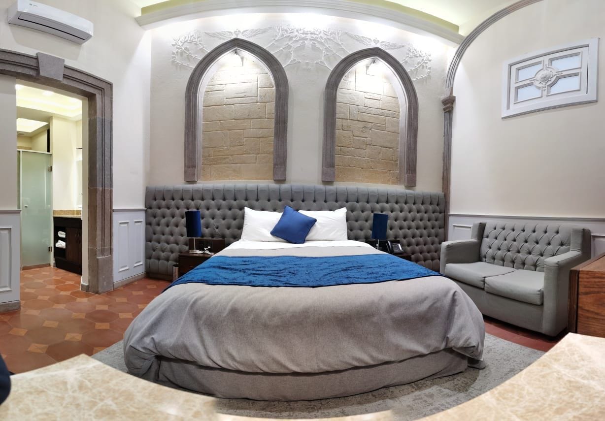 Habitación Deluxe | Caja de seguridad en la habitación, muebles diferentes y escritorio 