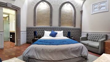 Habitación Deluxe | Caja de seguridad en la habitación, muebles diferentes y escritorio