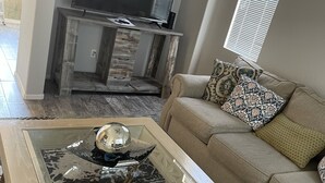 TV - Nice, & cool 4- bedroom home to enjoy a stay and relax in.  (Coachella)