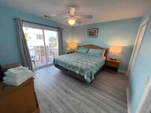 4 bedrooms, desk, WiFi