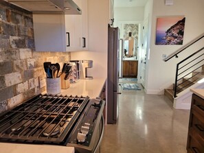 Frigorifero, microonde, forno, piano cottura
