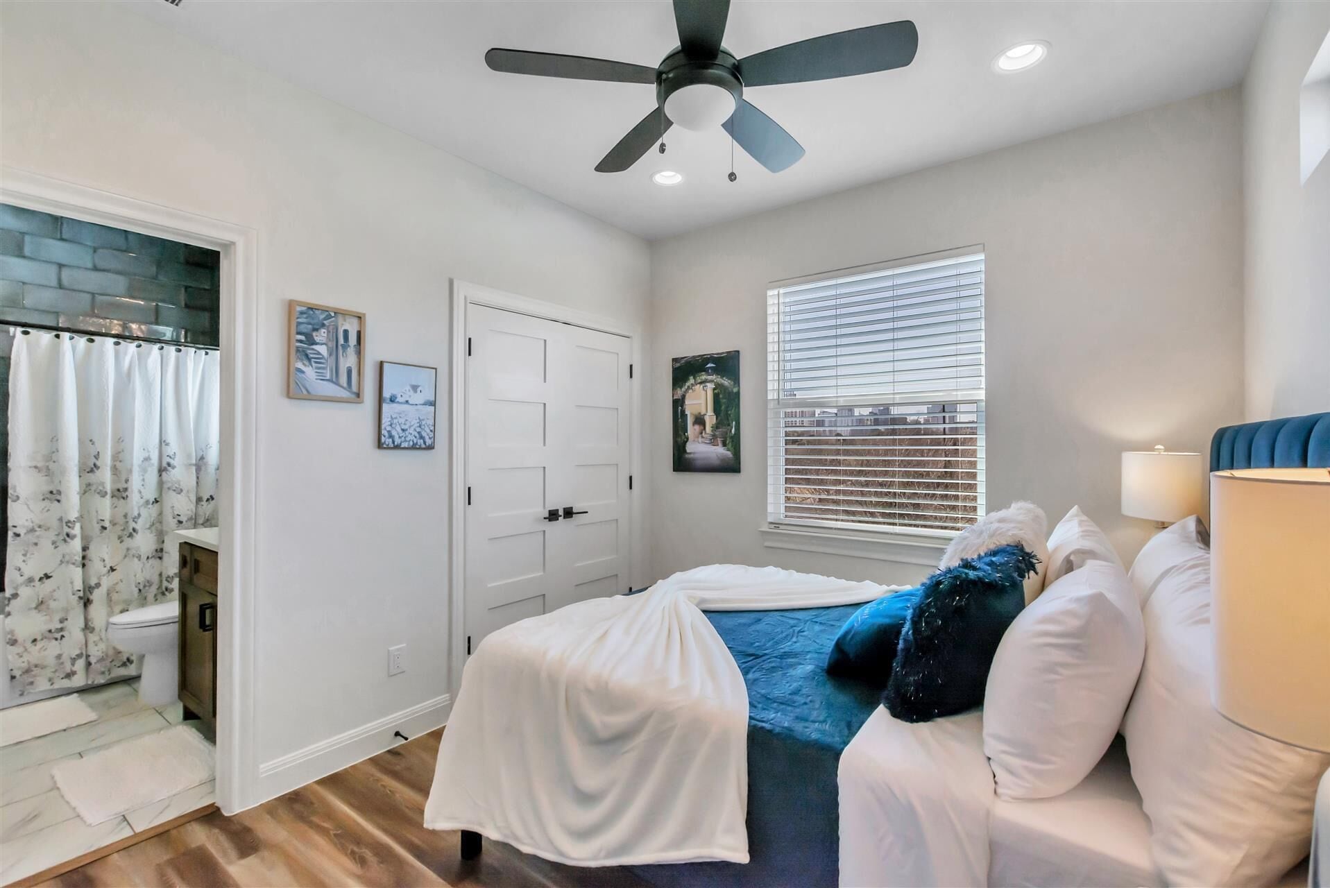 2 bedrooms, desk, iron/ironing board, travel crib