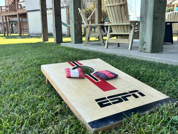 Une planche de bois ornée du logo d’ESPN, posée sur une pelouse.
