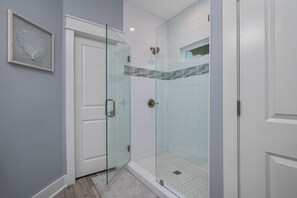 Combined shower/bathtub, hair dryer, towels, toilet paper - The Ocean Pearl - Steps away from private beach access (Crystal Beach)