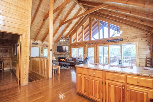 Cozy Smoky Mountain Cabin • Hot Tub, Firepit • 5 Mins to Parkway