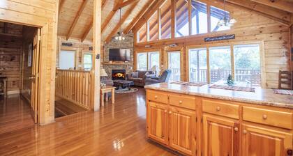 Cozy Smoky Mountain Cabin • Hot Tub, Firepit • 5 Mins to Parkway