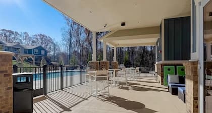 Luxe Townhome Apt 20 Min to Airport!