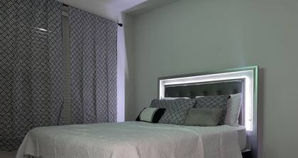 Luxe Townhome Apt 20 Min to Airport!