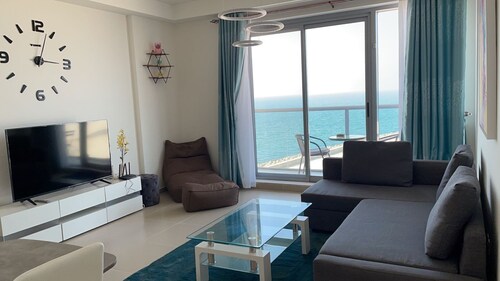 Touch the sea (Stylish 2 bedrooms apartment Seaview)