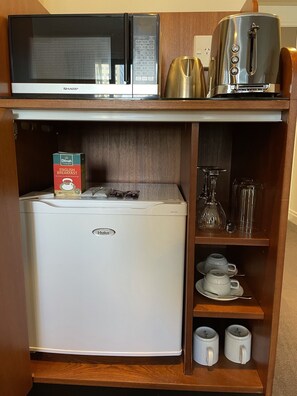 Fridge, microwave, electric kettle, toaster - Gorgeous unit in the heart of the city - Best Rate (Auckland)