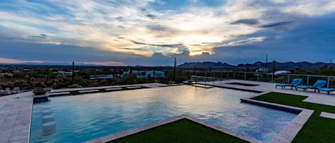 Piscina all'aperto, una piscina a sfioro