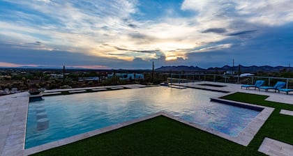 Beautiful oasis with 40' negative edge pool, swim up bar, hiking in Super. Mtns.