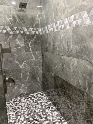 Combined shower/bathtub, rainfall showerhead, hair dryer, towels