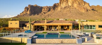 Beautiful oasis with 40' negative edge pool, swim up bar, hiking in Super. Mtns.