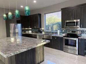 Fridge, microwave, oven, stovetop - Beautiful oasis with 40' negative edge pool, swim up bar, hiking in Super. Mtns. (Apache Junction)