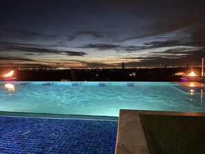 Una piscina al aire libre, una piscina con borde infinito
