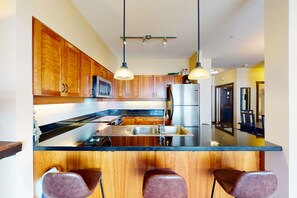 Jääkaappi, mikroaaltouuni, uuni, liesi