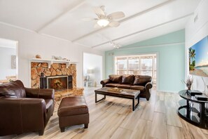 House, 4 Bedrooms | Living room