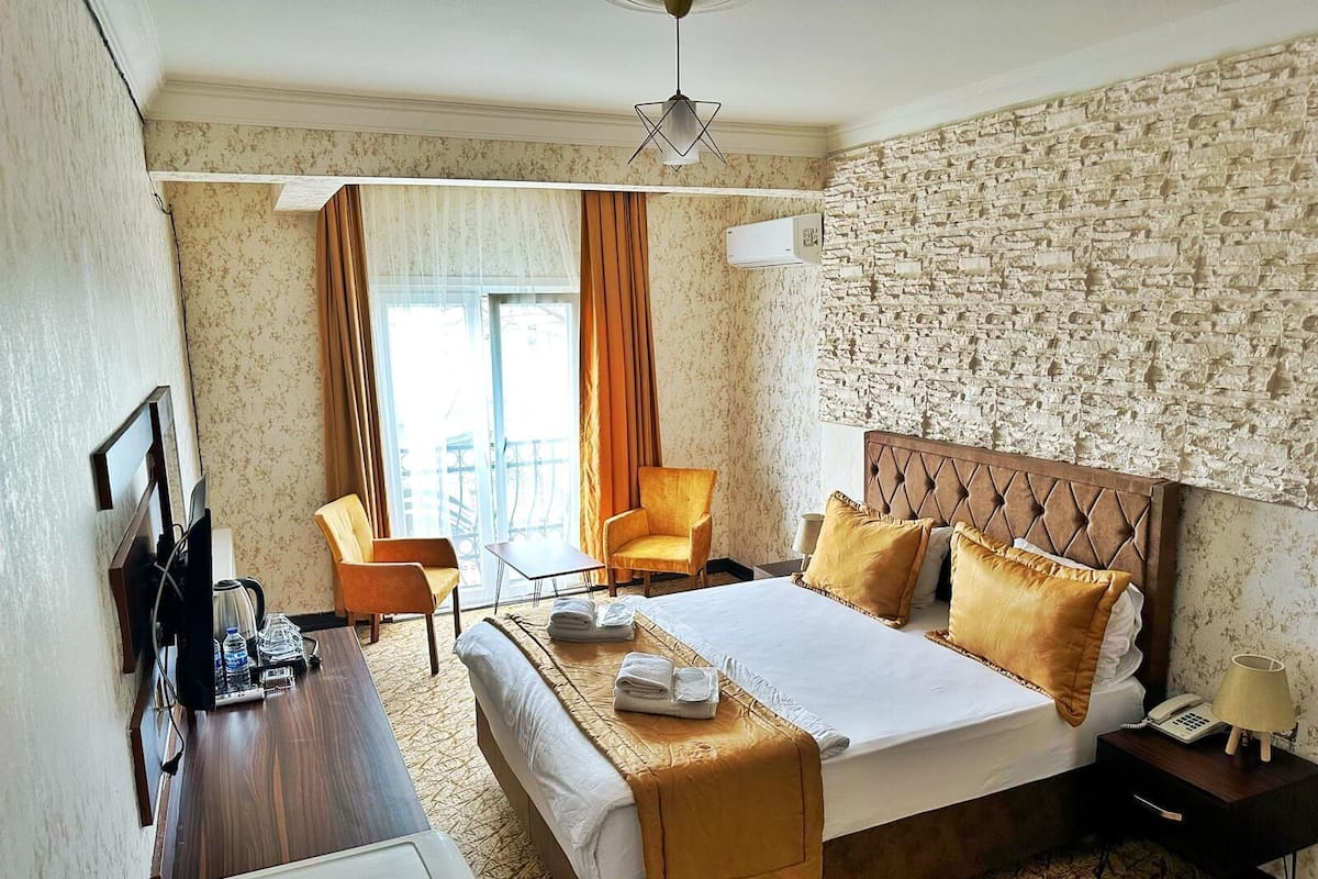 Standard Studio | Egyptian cotton sheets, premium bedding, laptop workspace, free WiFi