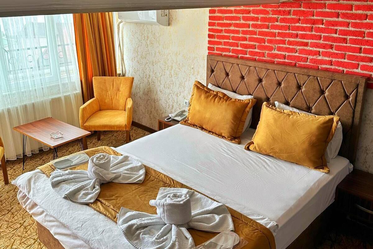 Luxury Room | Egyptian cotton sheets, premium bedding, laptop workspace, free WiFi