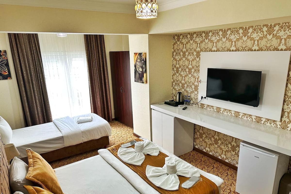 Family Twin Room | Egyptian cotton sheets, premium bedding, laptop workspace, free WiFi