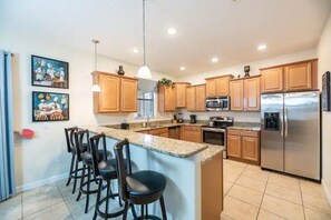 Private kitchen - Exceptional 6 bed/6 bath villa with pool (Davenport)