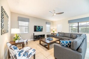 Living area - Exceptional 6 bed/6 bath villa with pool (Davenport)