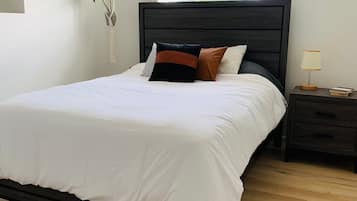 3 makuuhuonetta, työpöytä, ilmainen Wi-Fi, vuodevaatteet