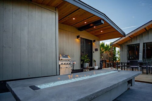 3 bdrm suite w/ rooftop patio, firetable & sauna + hot tub, cold plunge & more!